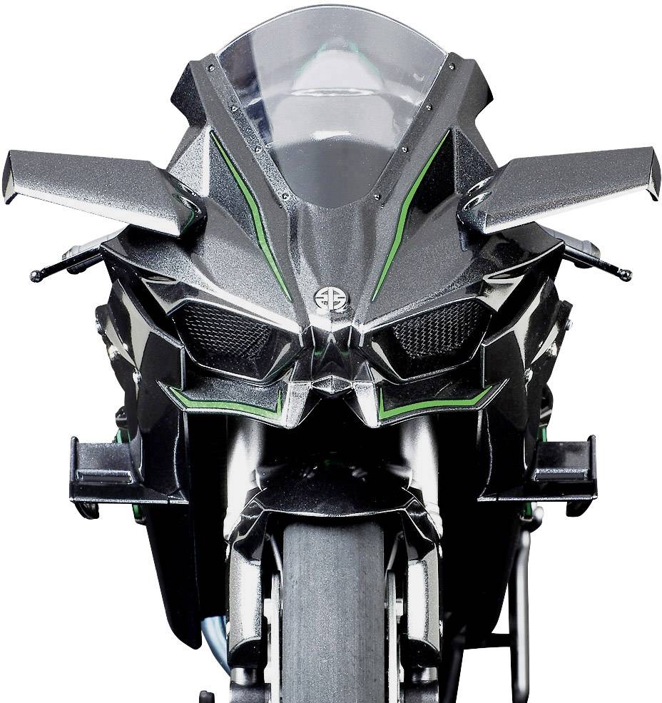 Čierna motorka s futuristickým dizajnom, ostrými krytmi a zelenými akcentmi, pohľad spredu na bielom pozadí.
