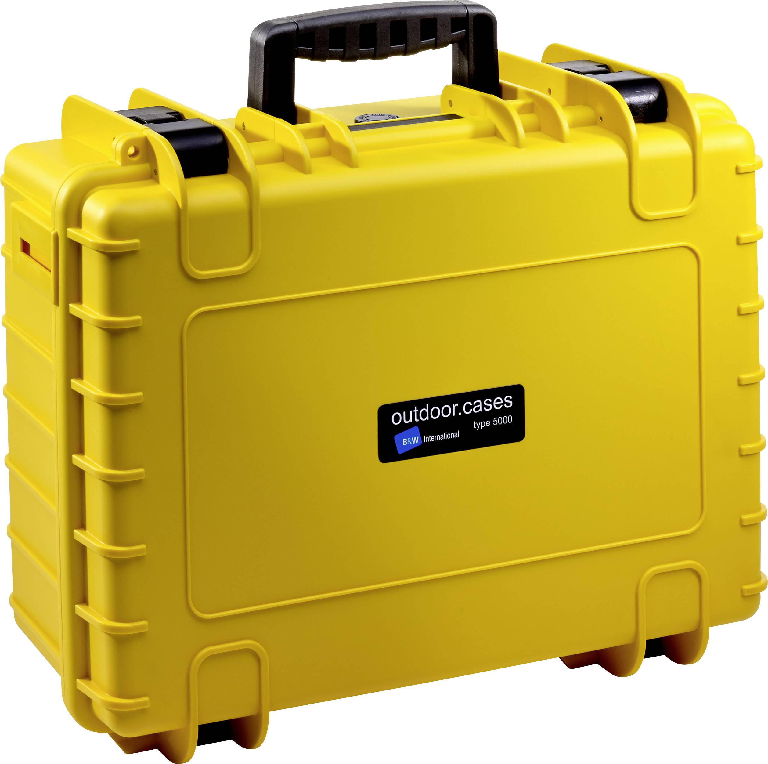 Žltý outdoorový kufor s čiernou rukoväťou a nálepkou 'outdoor.cases type 5000'. Robustný dizajn pre ochranu a prepravu.
