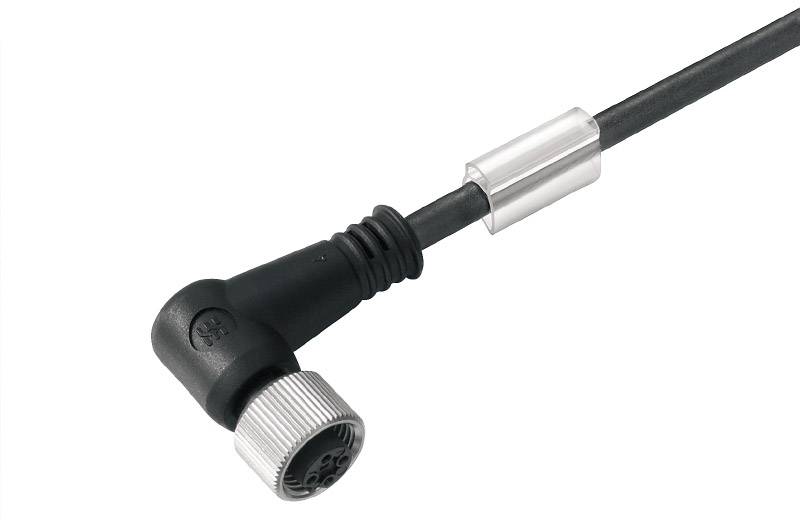 Čierny ohnutý kábel s kovovým konektorom a spojkou. Vhodný pre technické alebo elektronické aplikácie.