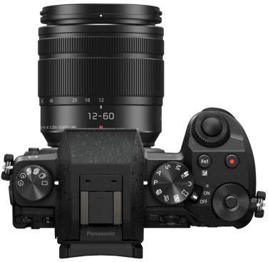 Digitálny fotoaparát s pevne pripevneným objektívom, ktorého ohnisková vzdialenosť je 12-60 mm. Pohľad na fotoaparát zhora so zobrazenými ovládacími prvkami.