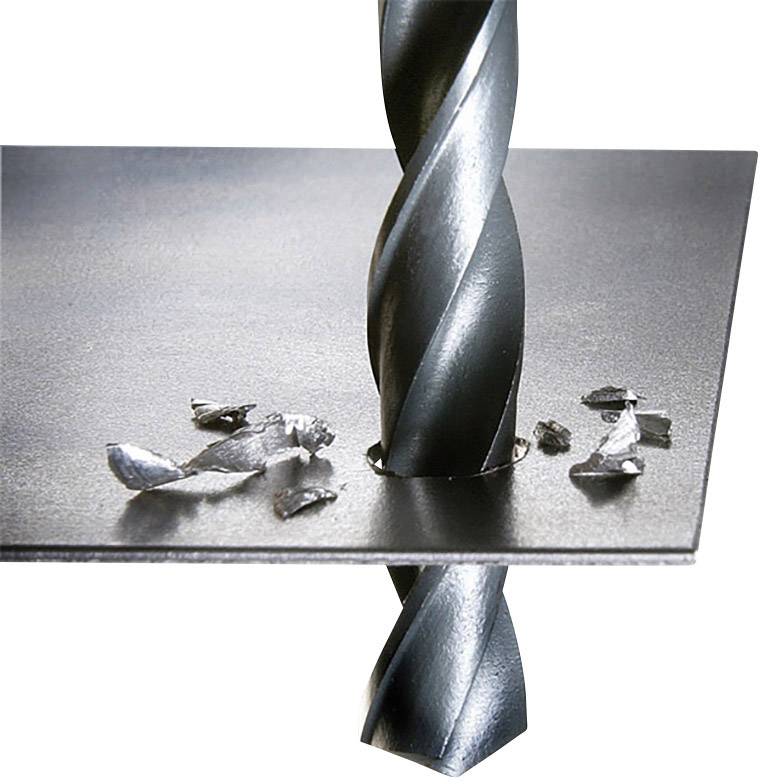 Vrták vŕta cez kovový plech, obklopený kovovými trieskami. Vrták je takmer úplne preniknutý a triesky ležia okolo diery.