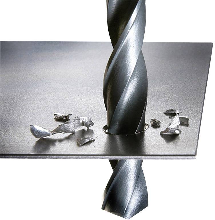 Kovový vrták prechádza tenkým kovovým plechom, obklopený kovovými trieskami.