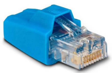 Modrý sieťový kábel so stieračom RJ45 a priehľadným konektorom, bežne používaný pre ethernetové pripojenia.