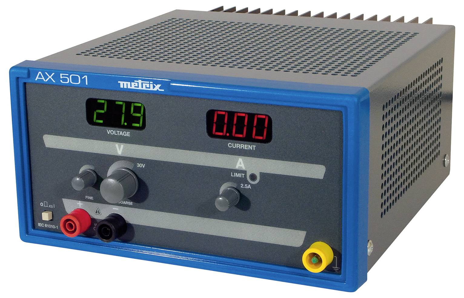 Obrázok zobrazuje laboratórny zdroj AX 501. Má displej so zeleným napätím (27,9 V) a červeným ukazovateľom prúdu (0,00 A), ako aj ovládače a konektory.