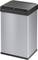 Štvorcový, strieborný odpadkový kôš s čiernym vekom, zatvorený.