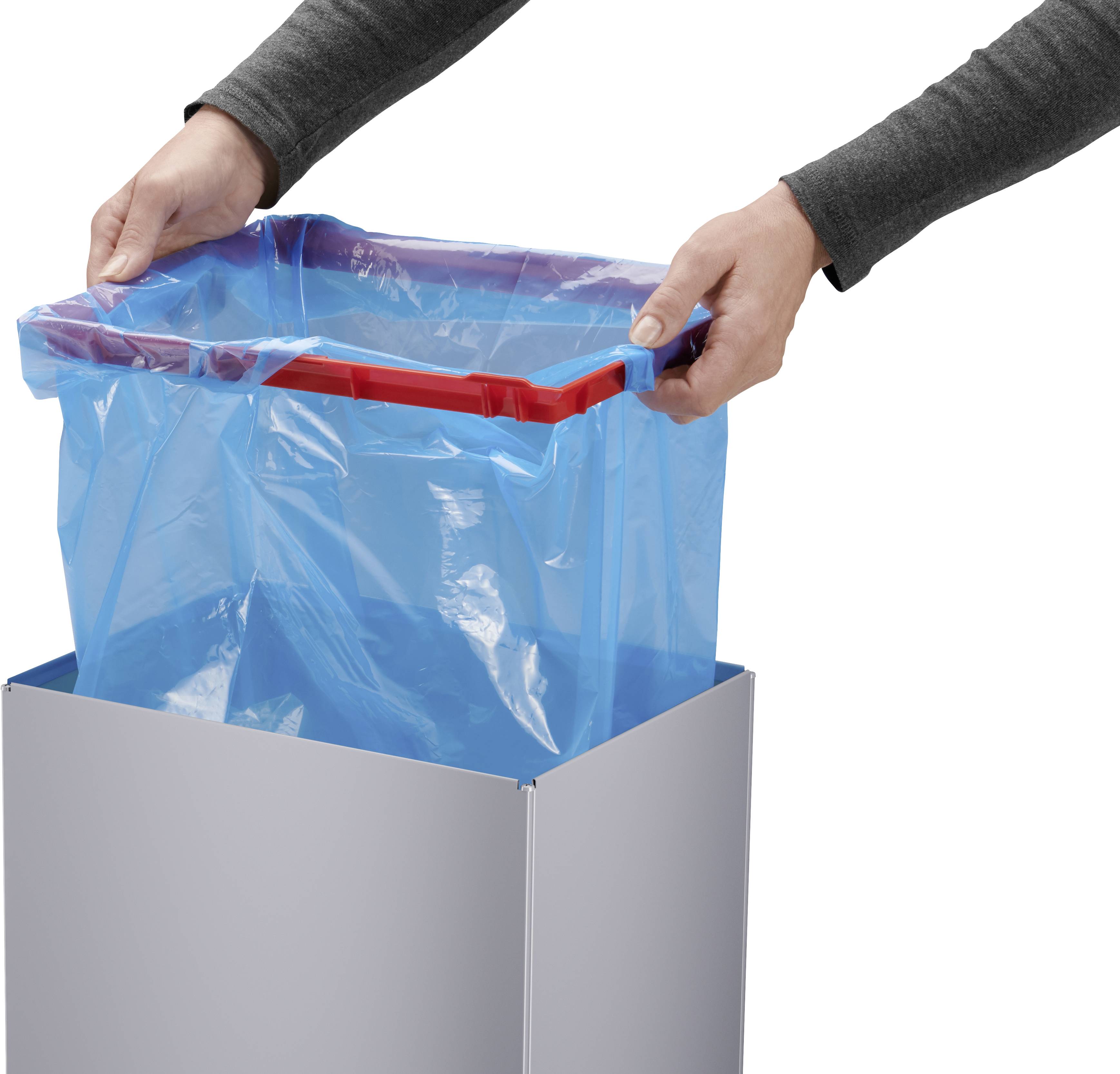 Osoba nasadzuje modrý vrece na odpadky na obdĺžnikový rám odpadkového koša.