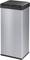 Kovový odpadkový kôš so štvorcovým tvarom, uzatvárateľným krytom a obdĺžnikovým otváracím tlačidlom na vrchu. Vhodný do interiérov.