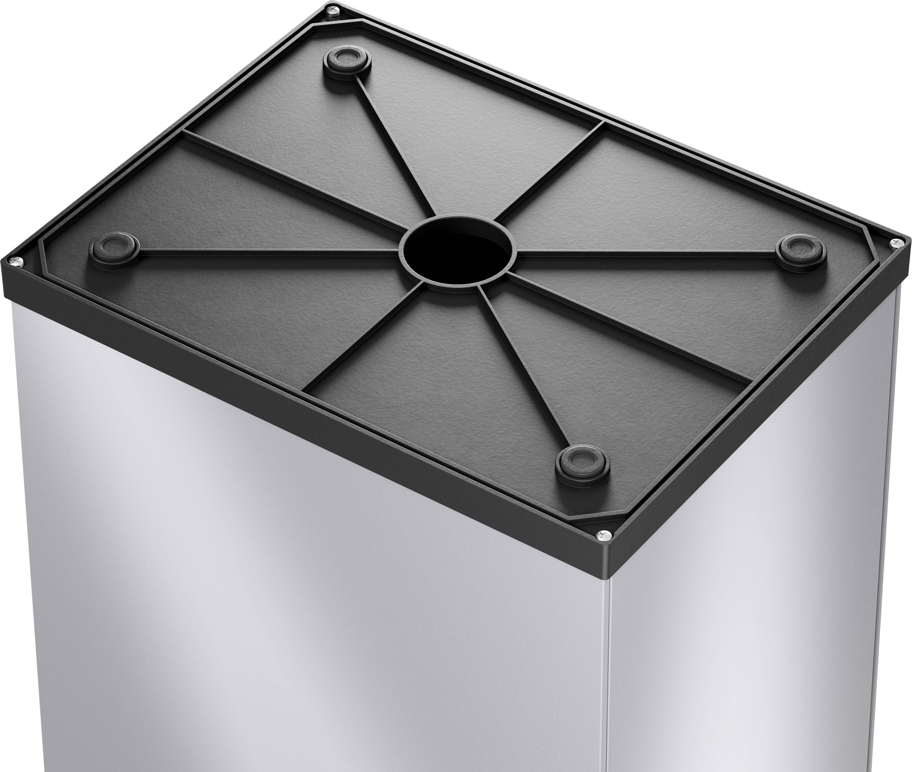 'Čierna plastová súčiastka na kovovej kocke' znázorňuje hornú komponentu, ktorá pôsobí symetricky a stabilizujúco.