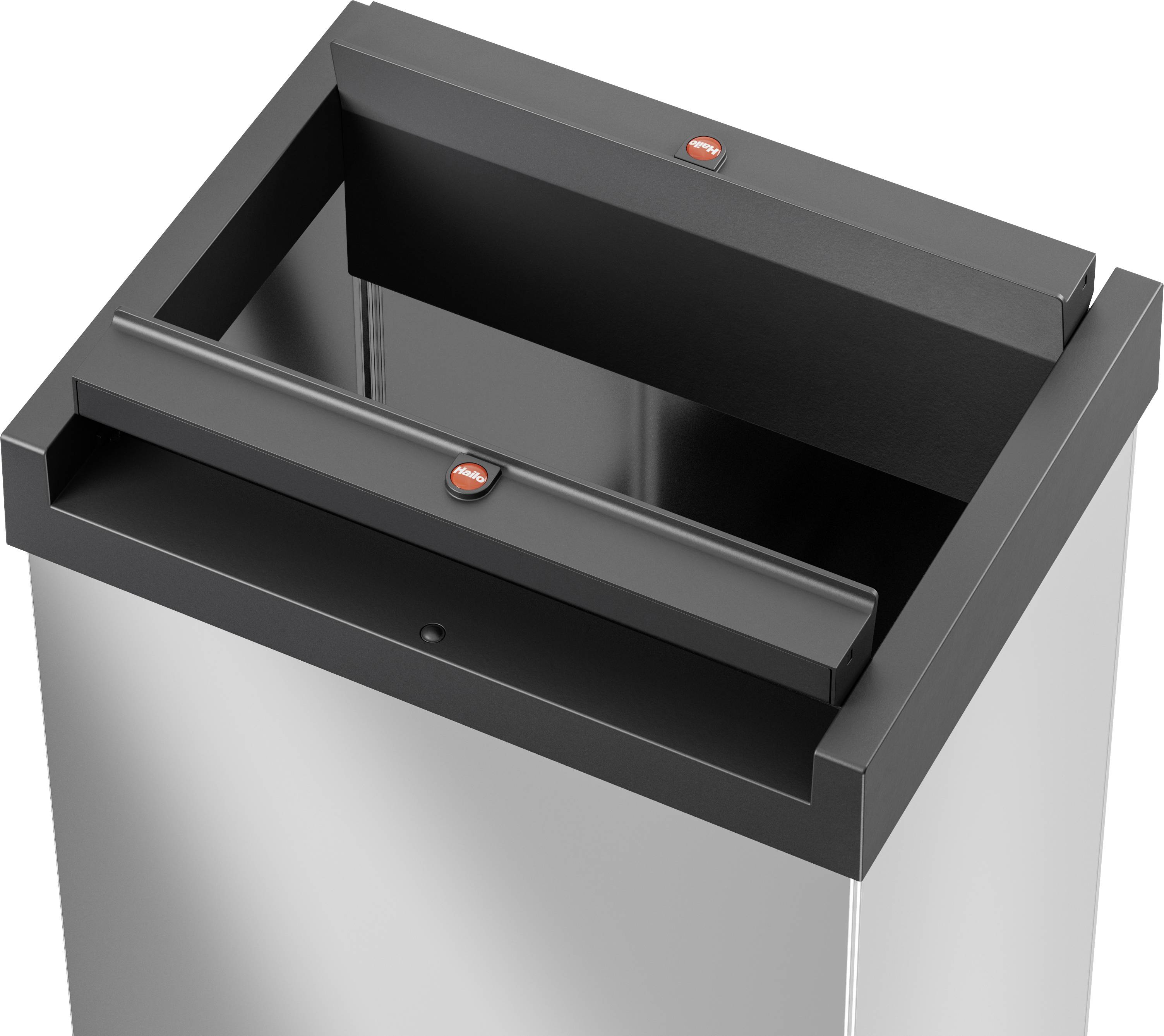 Strieborný odpadkový kôš s vekom a otvorom hore. Vhodný na použitie vo verejných priestoroch.