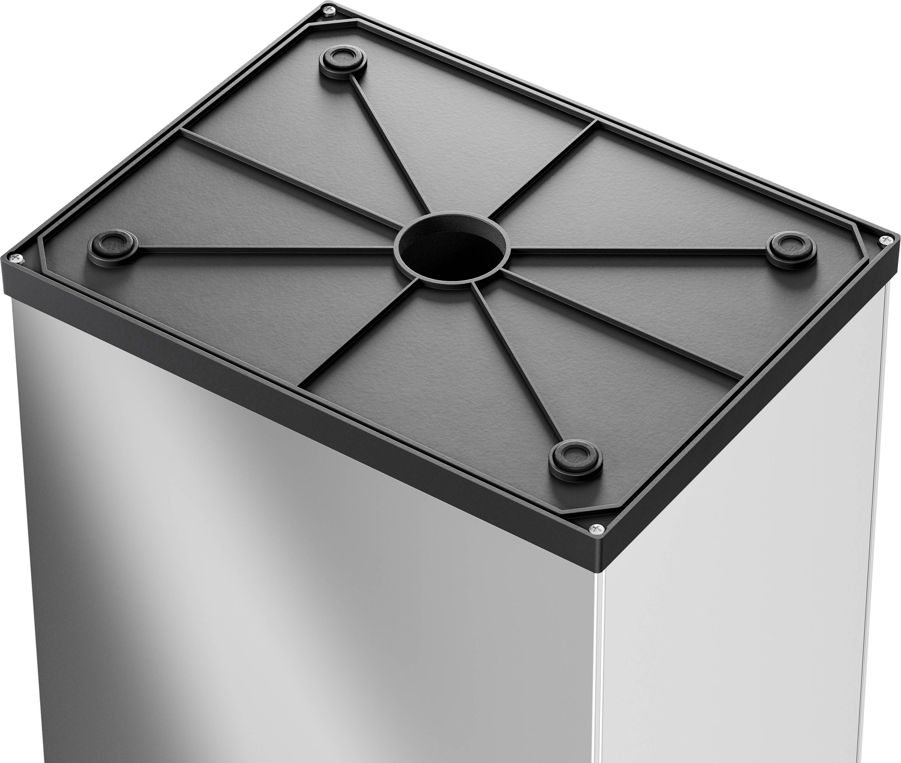 Kovový štvorcový poklop s centrálnym kruhom a diagonálnymi výstužnými rebrami. Moderný, priemyselný štýl.