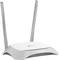 Biely WiFi router s dvoma anténami smerujúcimi nahor, stojaci na rovnom povrchu.
