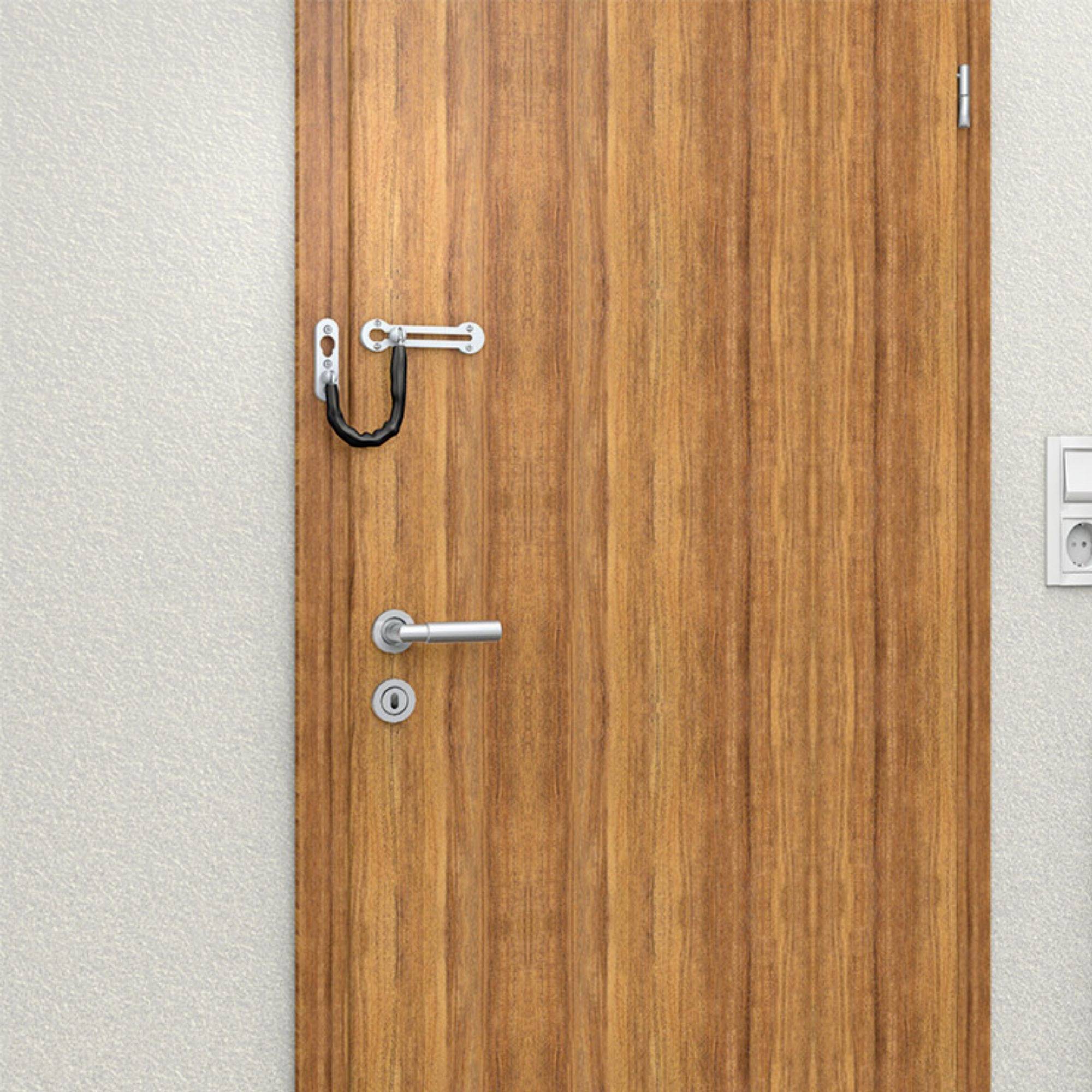 Drevené dvere s bezpečnostným zámkom a reťazou, na stene vypínač.