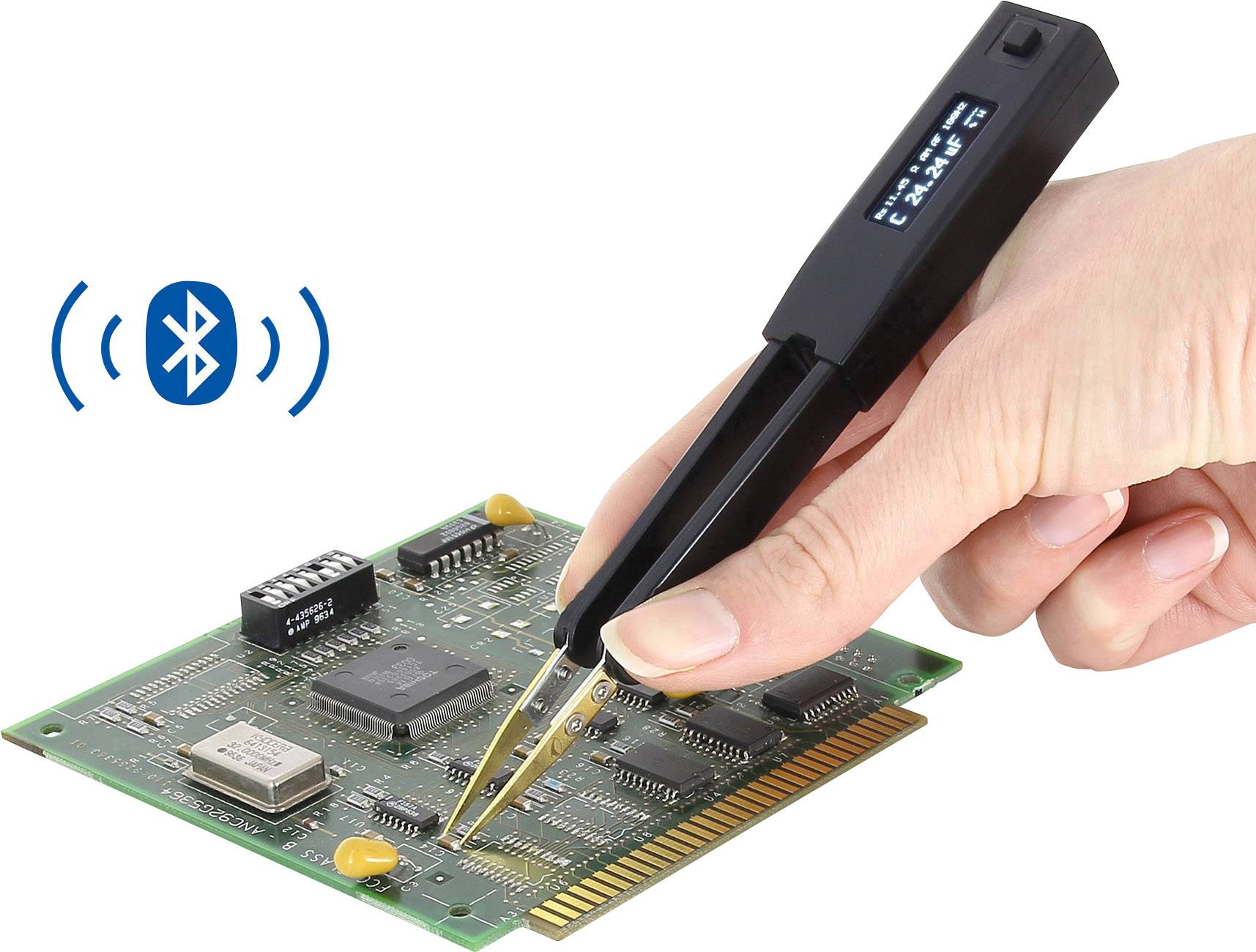 Jedna ruka drží pinzetu s meracou funkciou a dotýka sa dosky plošných spojov. Symbol Bluetooth naznačuje bezdrôtové pripojenie.