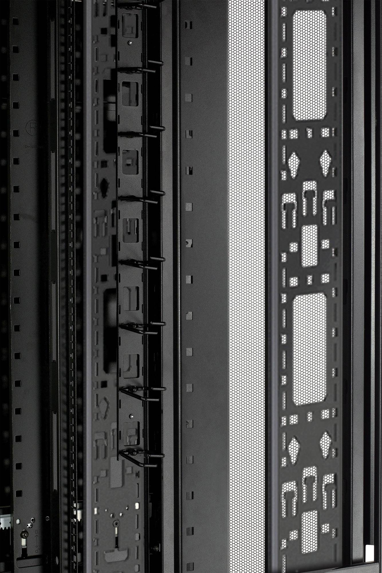Detailný záber prázdneho serverového racku s perforovanými kovovými dverami pre cirkuláciu vzduchu v dátovom centre.
