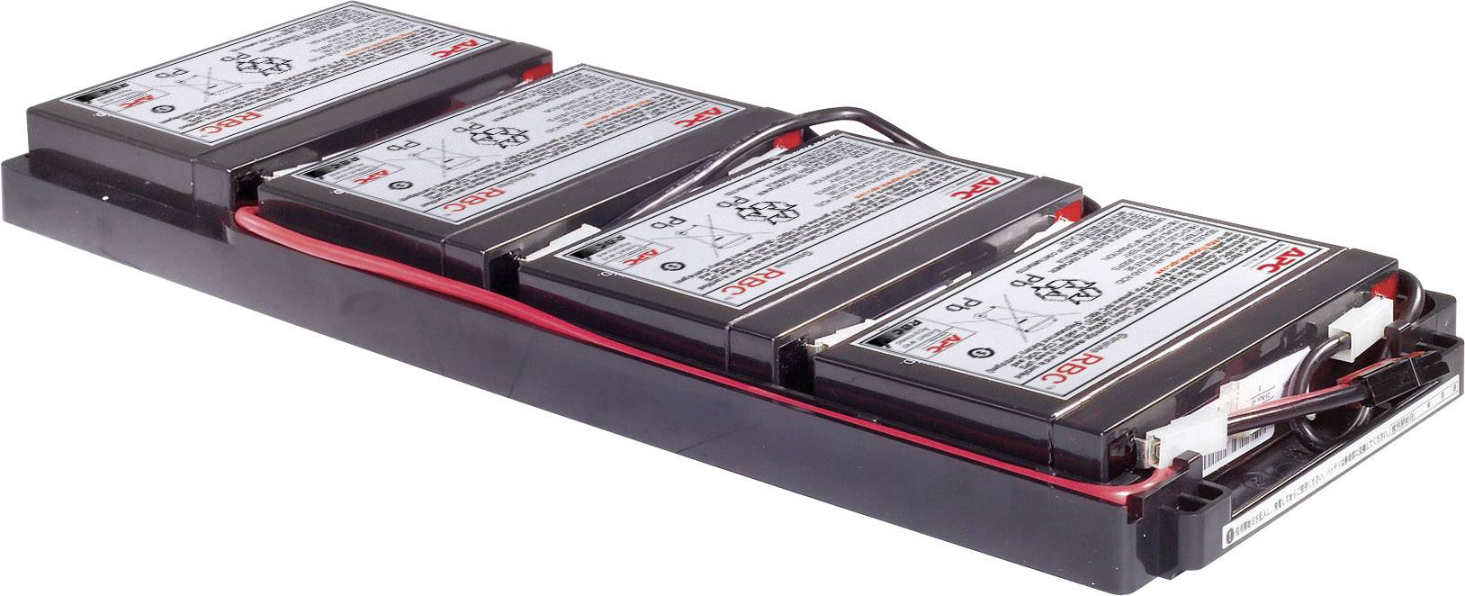 Štyri do série zapojené obdĺžnikové batérie s pripojovacie káblami na doske, pravdepodobne batériový modul.