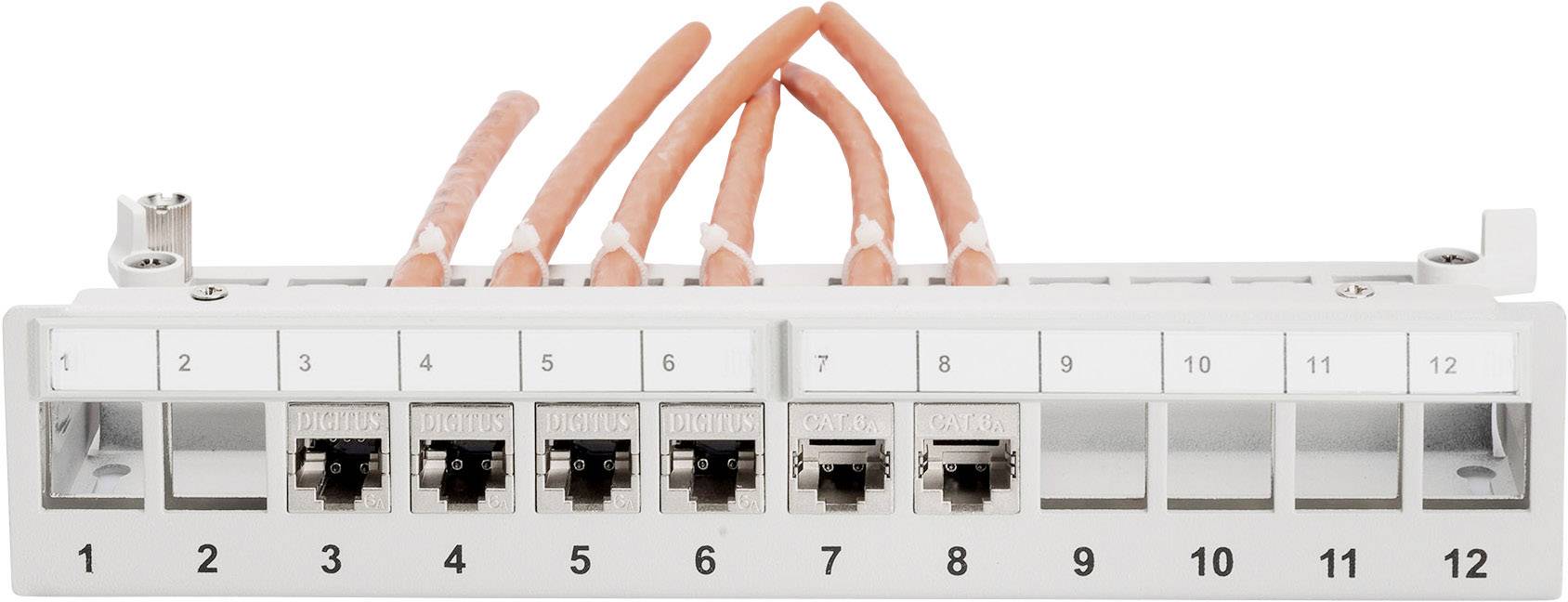 Patch panel s dvanástimi očíslovanými portami a šiestimi zapojenými oranžovými káblami. Používa sa pre sieťové pripojenia.