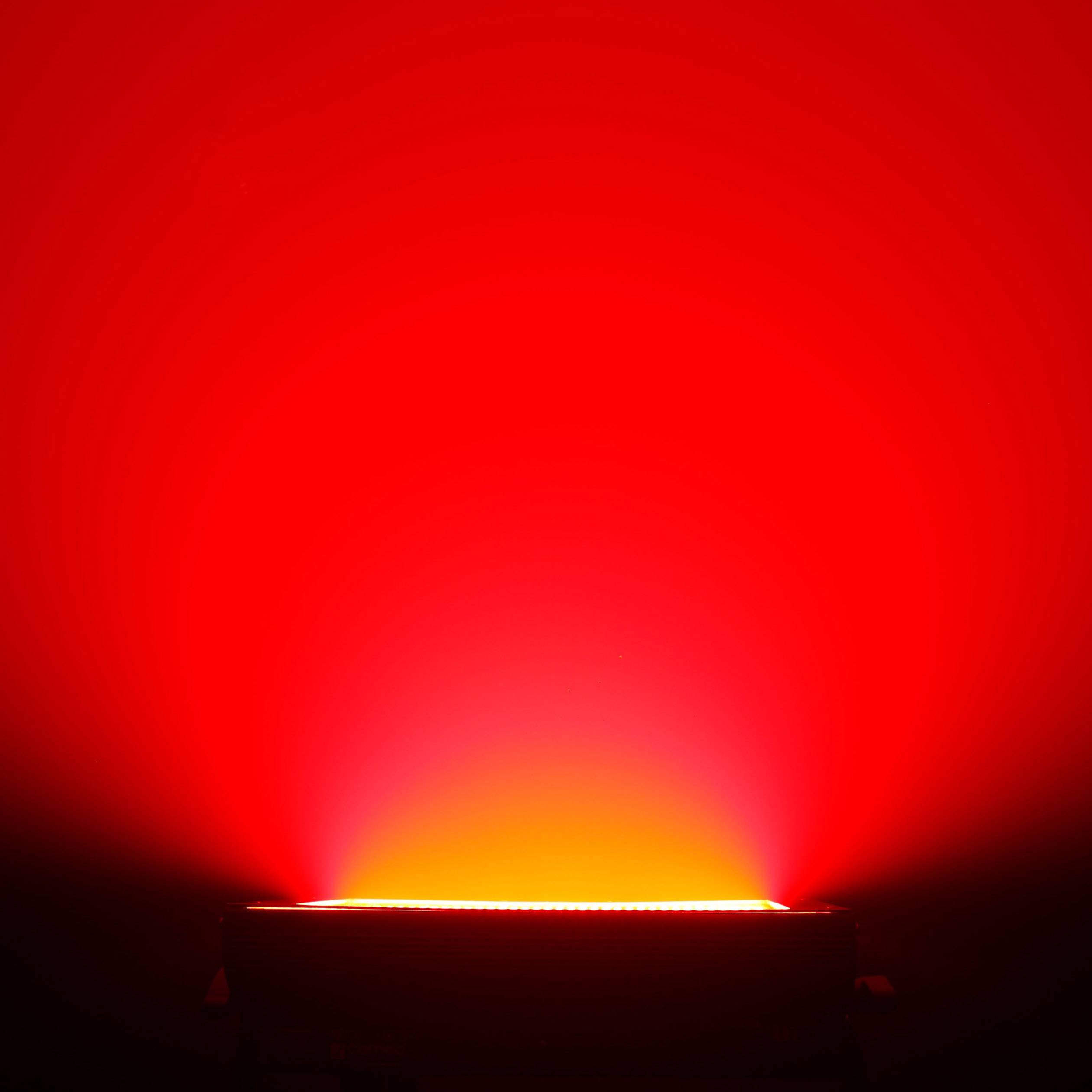 Červené svetlo rovnomerne a intenzívne osvetľuje priestor, čím vytvára teplú a pôsobivú atmosféru.