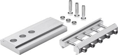 Kovový spojovacie prvok so skrutkami a maticami, pozostávajúci z dvoch hlavných komponentov na montáž, vhodný pre štrukturálne aplikácie.