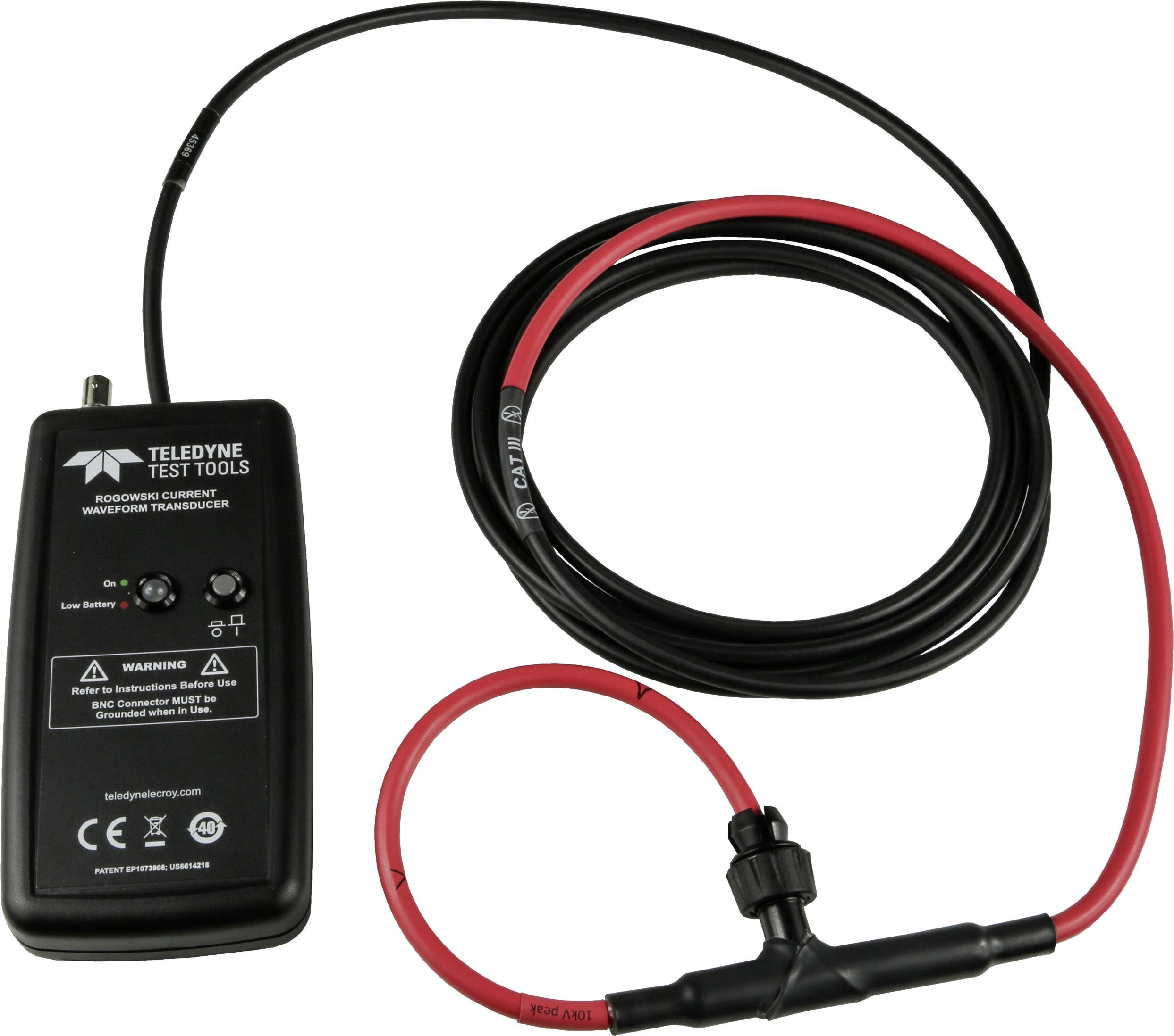 Multimeter s čiernym plášťom a červeným koaxiálnym káblom; slúži na meranie elektrických signálov a napätí.