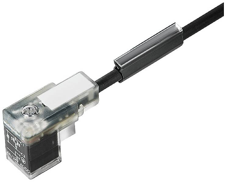Malá obdĺžniková elektrická zástrčka s priehľadným krytom je pripevnená na čiernom kábli na bielom pozadí.