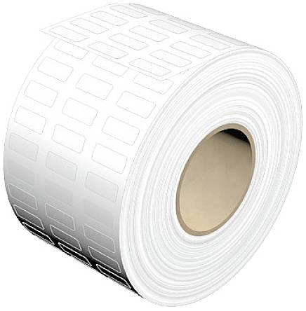 Rolka s bielymi etiketami na podkladovom papieri, pripravená na odlepenie a nalepenie.