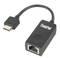 ThinkPad ethernetový adaptér s HDMI portom na jednej strane a ethernetovým portom na druhej strane. Prepája zariadenia so sieťami.