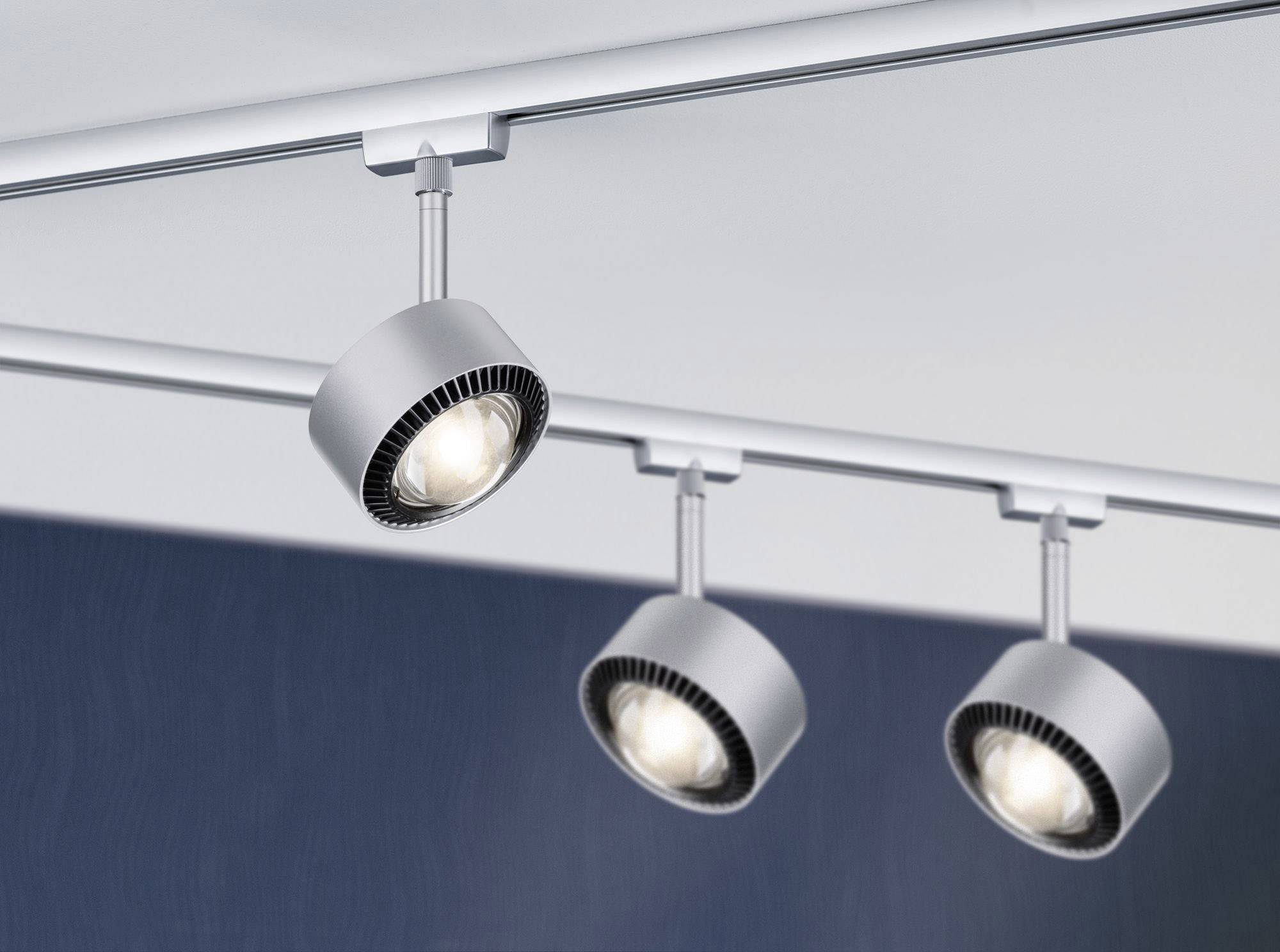 Tri moderné stropné reflektory namontované na koľajnici rovnomerne osvetľujú priestor. Ideálne pre cielené osvetlenie v interiéroch.