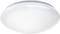 Okruhla, biela stropná lampa s plochým dizajnom, vhodná do moderných interiérov. Svietidlo je namontované súmerne s povrchom stropu.