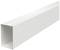Biely plastový káblový kanál, obdĺžnikového tvaru, určený na uloženie a ochranu káblov vo vnútorných priestoroch.