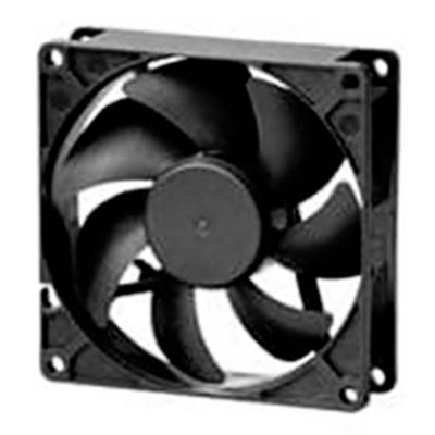 Čierny počítačový ventilátor s ôsmimi lopatkami v štvorcovom ráme, ktorý sa typicky používa na chladenie zariadení.