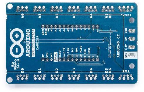 Arduino doska s viacerými konektormi a pinmi. Označená ako 'MKR CARRIER'. Primárne používaná pre elektronické projekty.