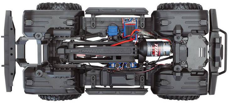 Spodný pohľad na diaľkovo ovládané autíčko, ktorý odhaľuje detailné komponenty ako motor, elektrické káble a zavesenie.