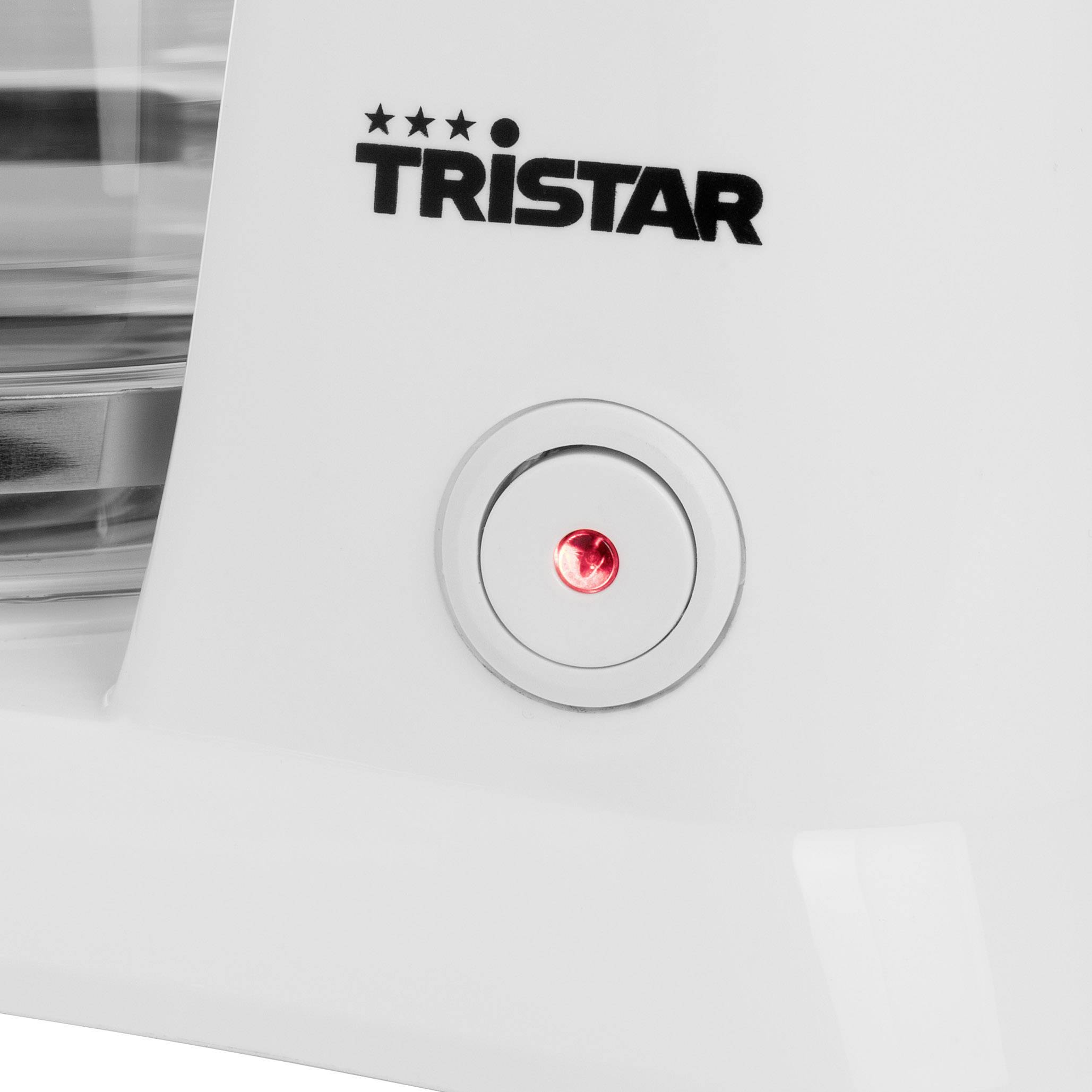 Biela elektrická domáca spotrebič značky Tristar, detailný záber na okrúhly červený gombík na prednej strane.