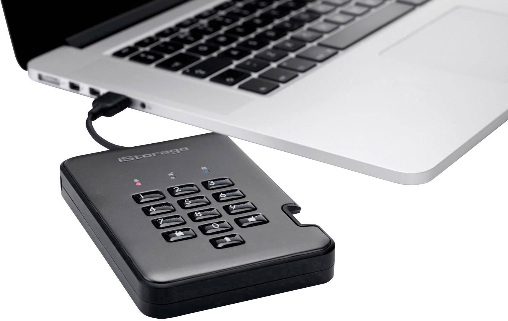 Externý pevný disk s numerickou klávesnicou na zadávanie kódu, pripojený k laptopу. Bezpečnostná funkcia pre prístup k dátam.