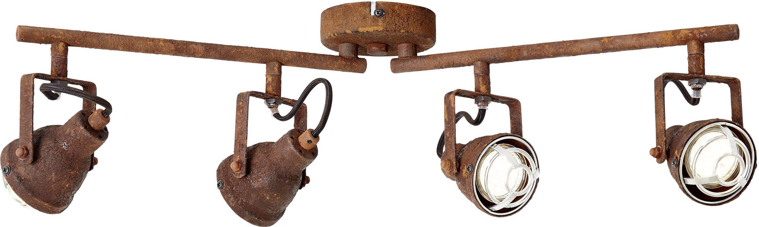 Štvorbodová stropná lampa v rustikálnom štýle s nastaviteľnými reflektormi v hrdzavom kovovom vzhľade, upevnená na priečnom tráme.