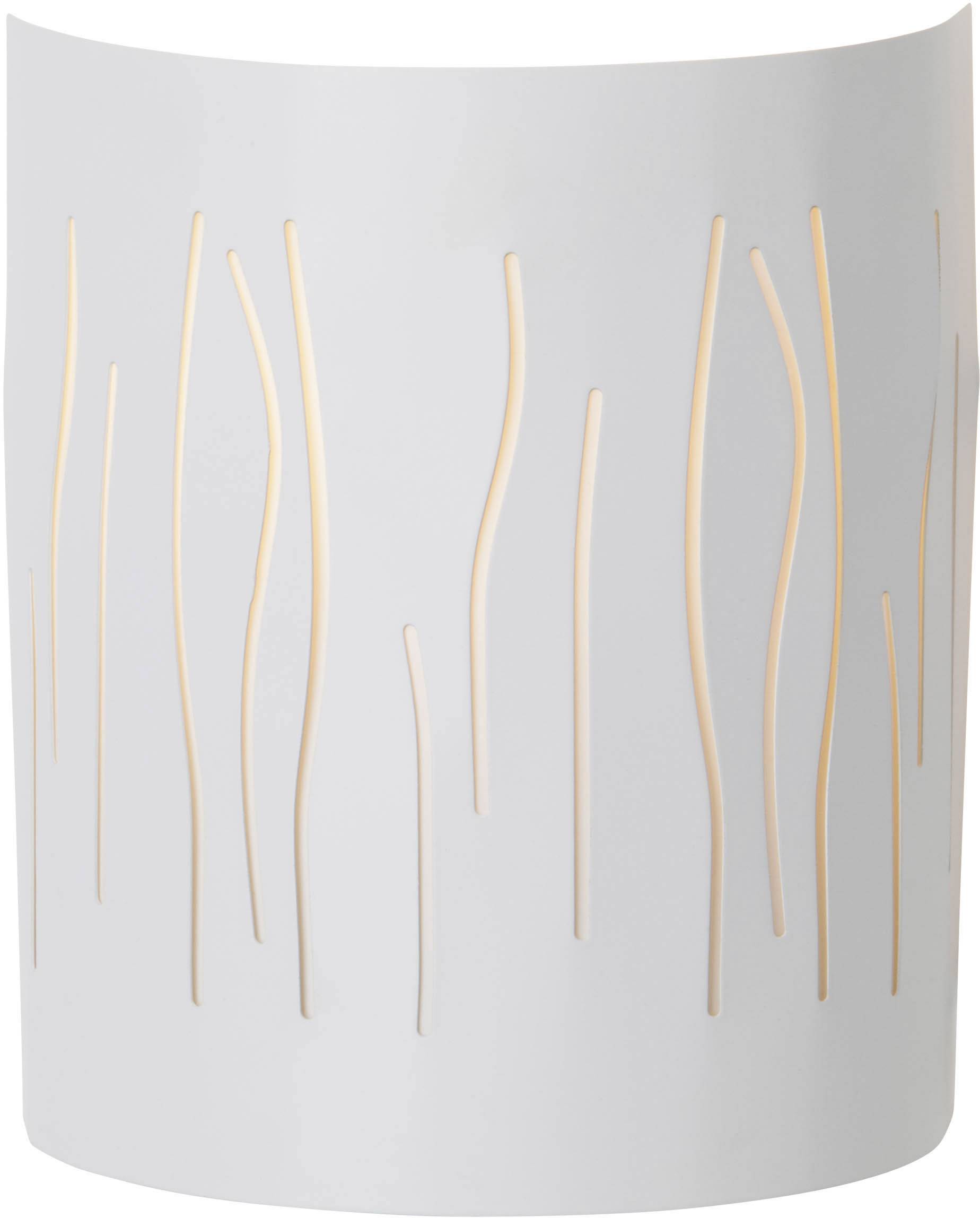 Biela nástenná lampa so zvlnenými, úzkymi výrezmi, cez ktoré presvitá teplé svetlo. Jednoduché, moderné dizajnové riešenie.