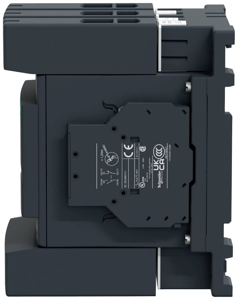 Elektrické zariadenie s viacerými elektrickými zásuvkami a bezpečnostnými označeniami.