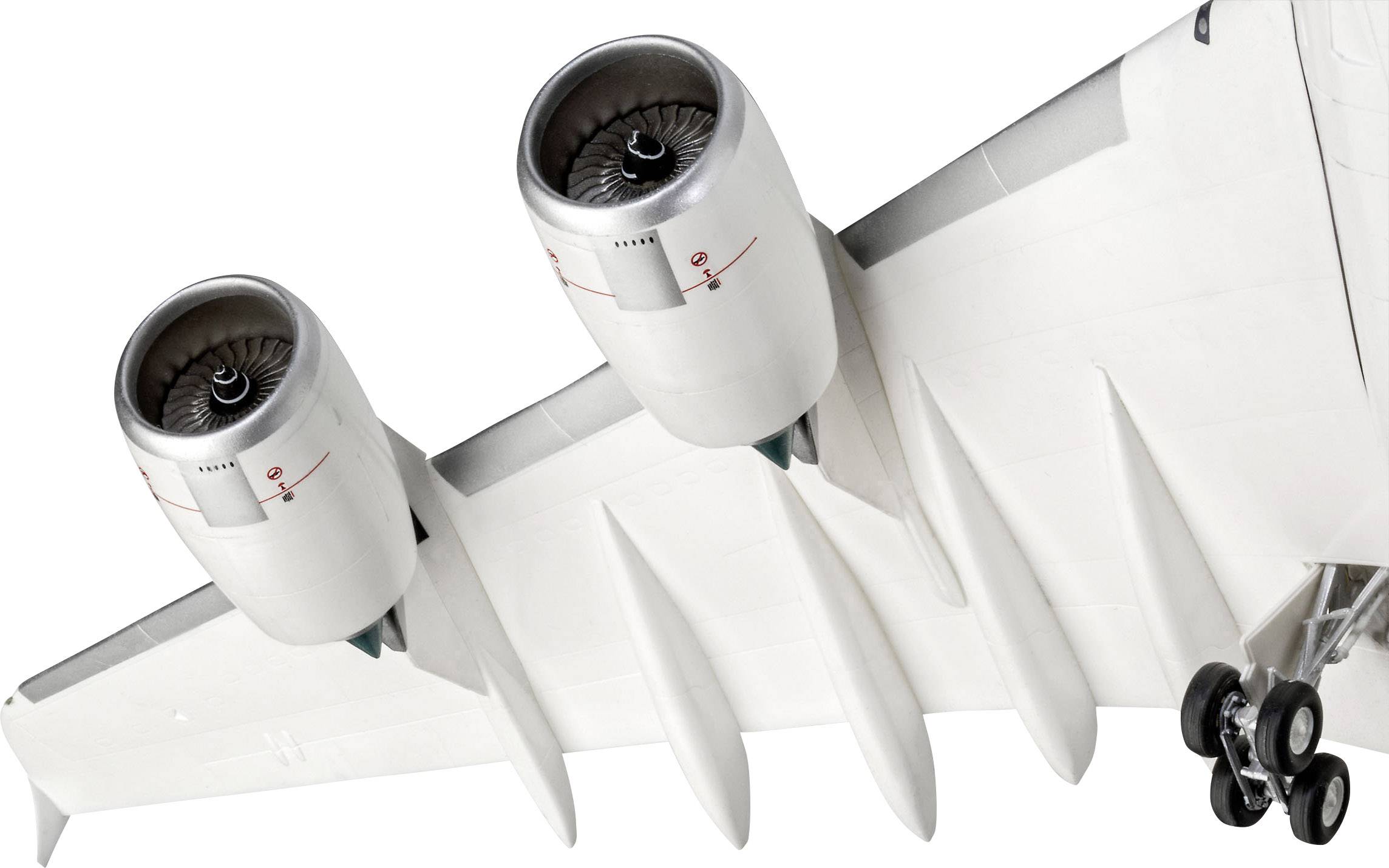 Dva motory pod krídlom lietadla sozobrazeným podvozkom.