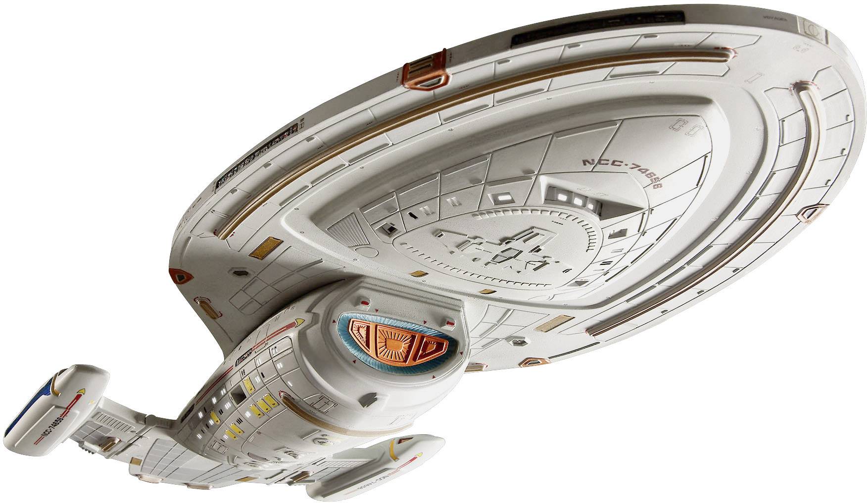 Vesmírna loď s modelom, ktorý prezentuje futuristickú technológiu s bielo-sivým trupom a oranžovými detailmi, letí vo vesmíre.