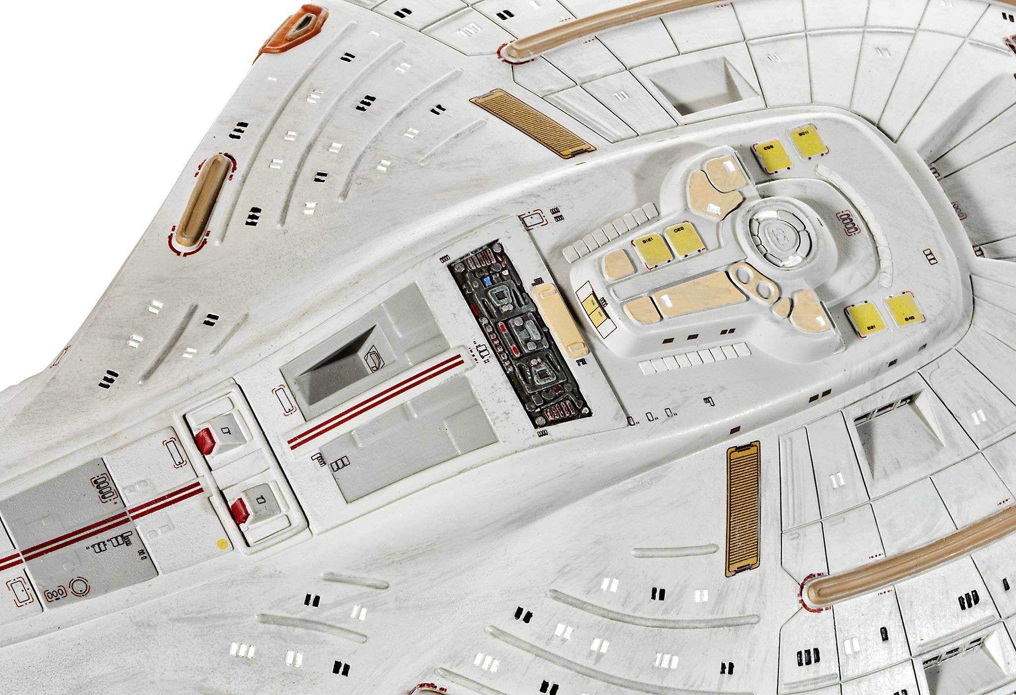 Detailný záber na futuristický model vesmírnej lode s vrstvovanými panelmi a výraznými tvarovými prvkami na povrchu.