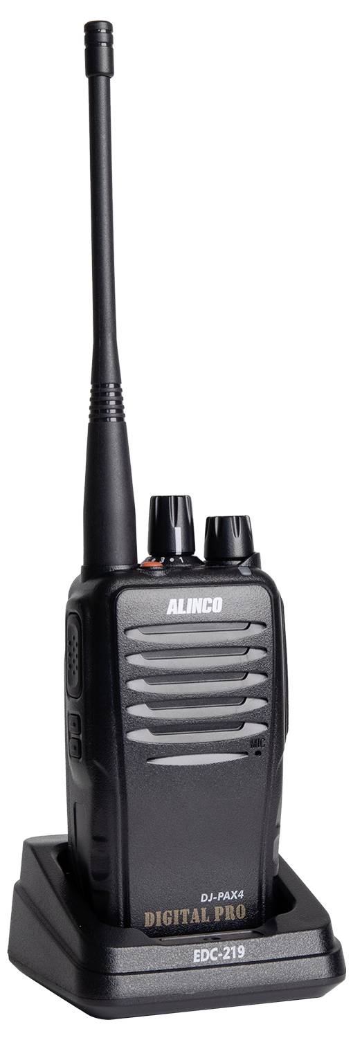 Čierna rádiostanica s anténou a dvoma otočnými gombíkmi, nabíjaná v nabíjacej stanici. Značka: Alinco.