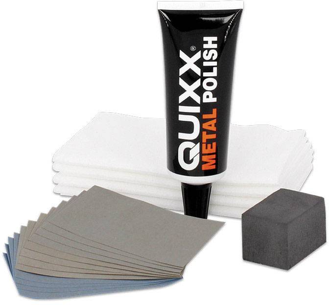 Sada 'QUIXX Metal Polish', pozostávajúca z leštidla, brúsneho papiera a handier na opravu a ošetrovanie kovov.