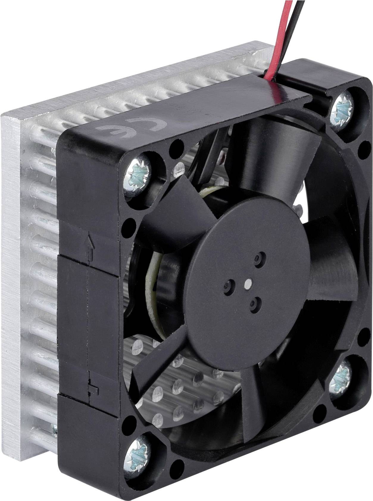 Čierny ventilátor so štyrmi krídlami namontovaný na striebornom chladiči. Pripojený je červený a čierny kábel.