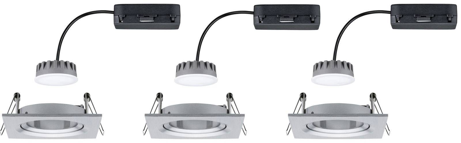 Tri LED zapustené svietidlá so štvorcovými kovovými rámami, prepojené čiernymi káblami s obdĺžnikovými elektrickými prípojkami.