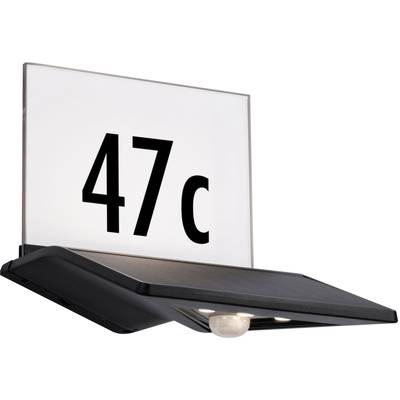 Evidenčná tabuľka s číslom '47c' v čiernej farbe na bielom pozadí, namontovaná na čiernej štruktúre s dvoma zabudovanými svetlami pod ňou.