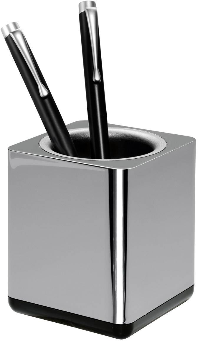 Dva čierne perá stoja v striebornom, kovovom štvorcovom stojane na perá. Stojan má lesklý povrch.