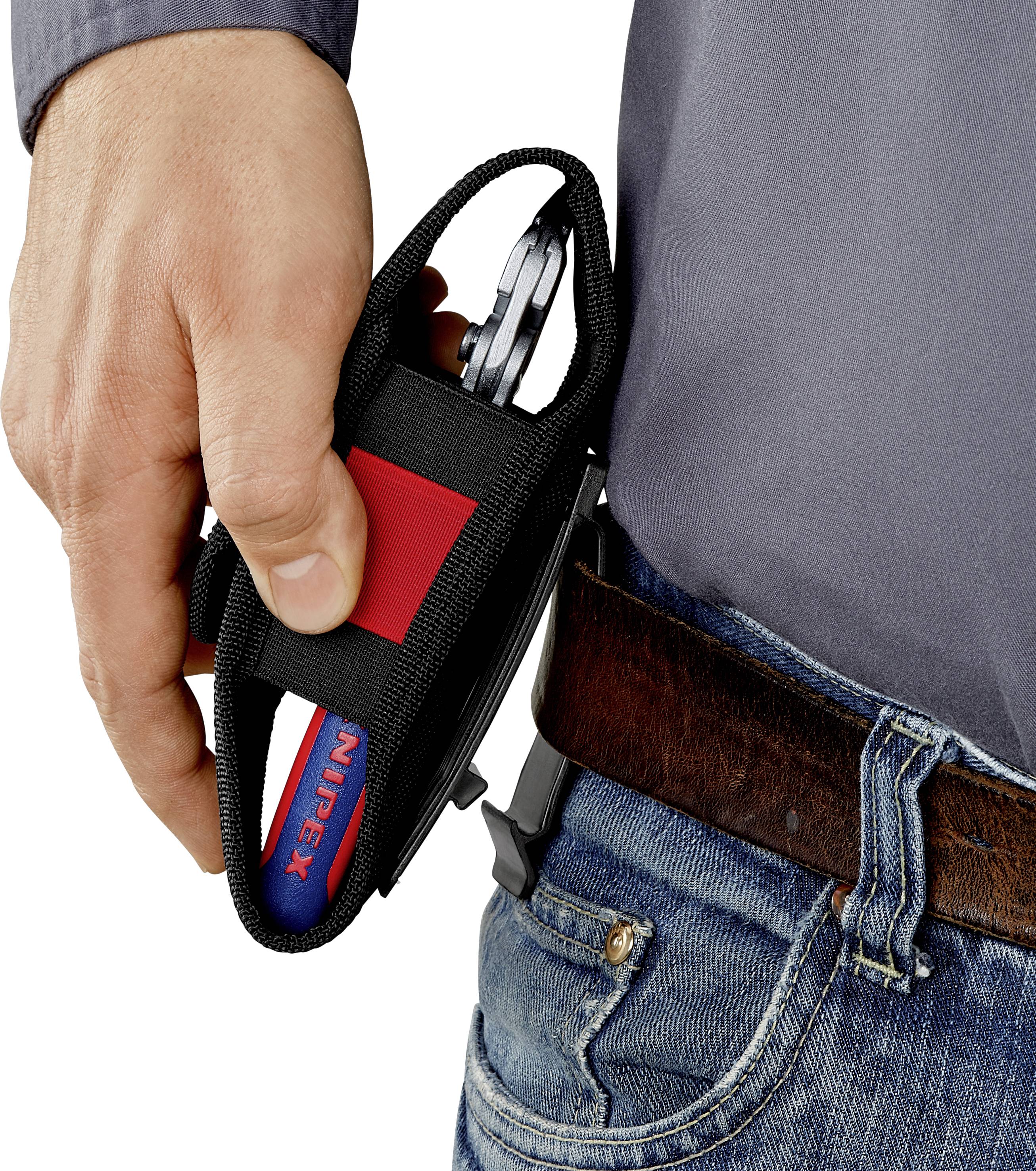 Osoba vkladá kliešte do bočnej kapsy opaskového puzdra. Kliešte a puzdro sú čierne s červeným akcentom.
