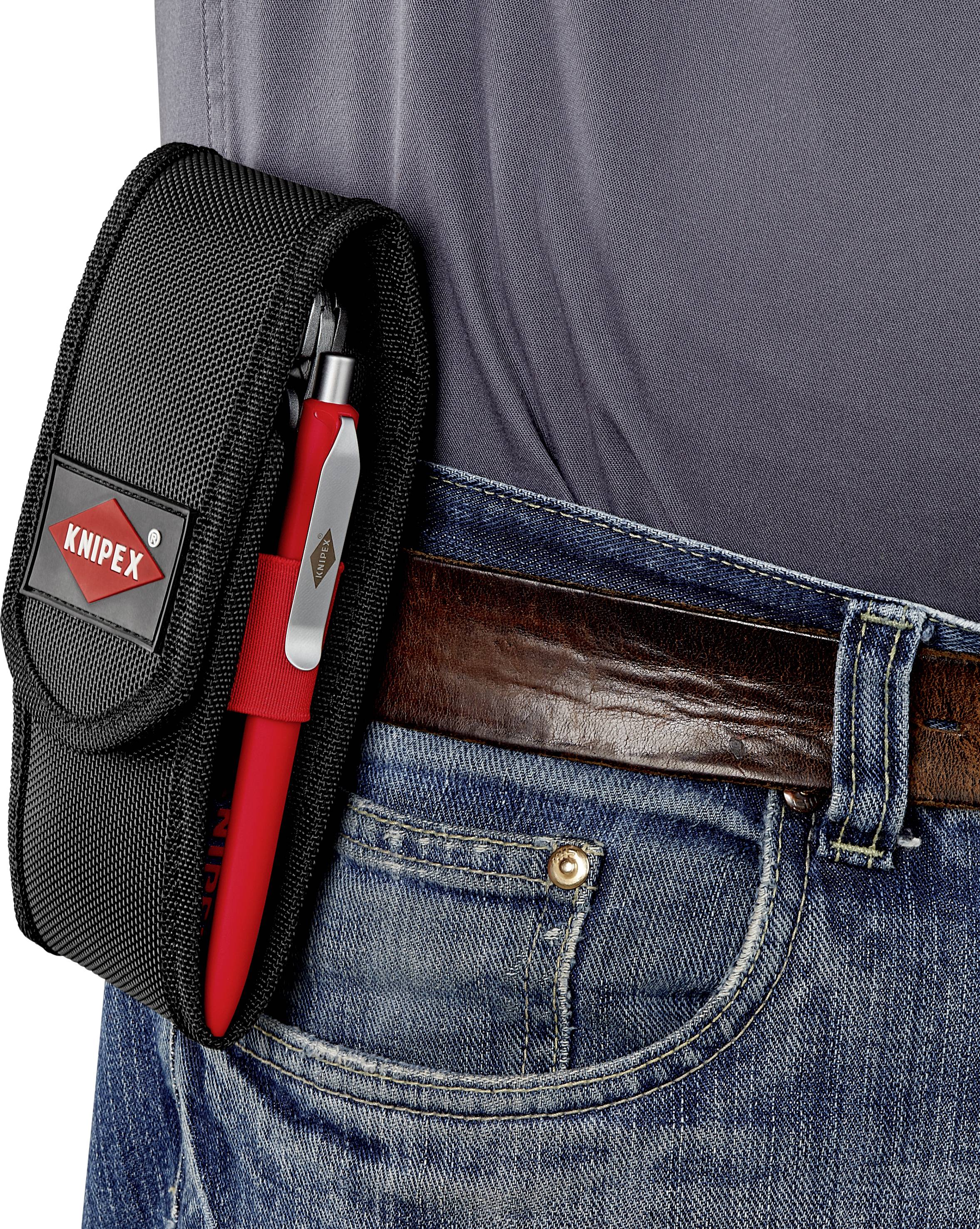 Puzdro s nástrojmi, pripevnené na opasku džínsov. Obsahuje červené nástroje a má logo Knipex.