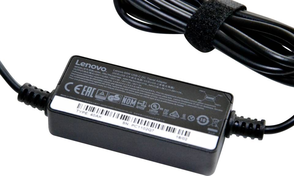 'Lenovo napájací adaptér s káblom a čiernou nálepkou, ktorá zobrazuje technické špecifikácie a certifikácie.'