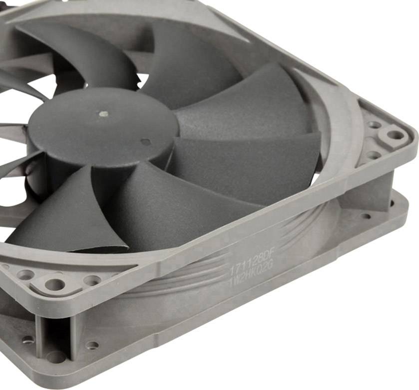 Sivý počítačový ventilátor s viacerými lopatkami, namontovaný vo štvorcovom ráme.